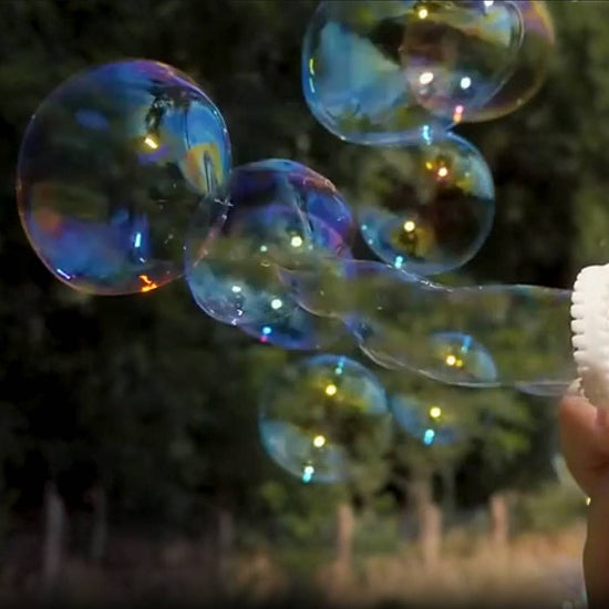 Ein Video, das Seifenblasen zeigt.